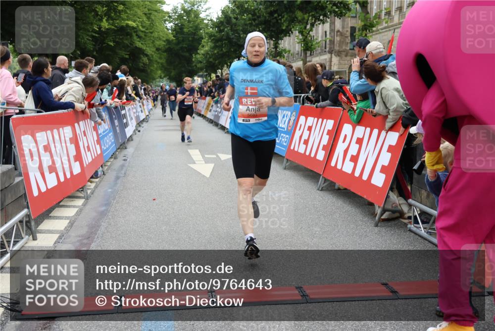 14.06.2026 - REWE Women's Run Strokosch-Dieckow http://msf.ph/oto/9764643 14.06.2026 10:57:18 Ziel 5048, 5218, 5333, 5500, 5552, 5640, 5683, 5804, 5872 meine-sportfotos.de