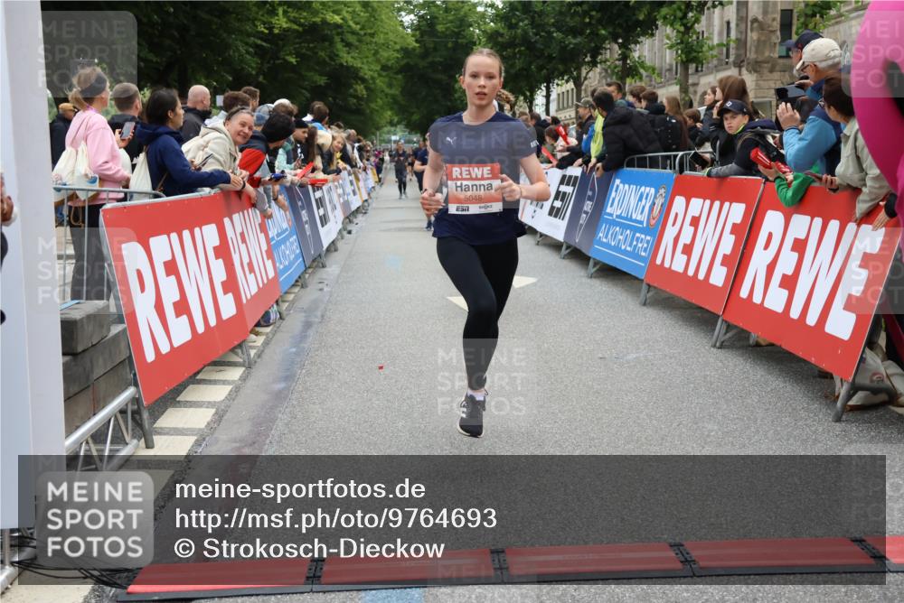14.06.2026 - REWE Women's Run Strokosch-Dieckow http://msf.ph/oto/9764693 14.06.2026 10:57:17 Ziel 5048, 5218, 5500, 5552, 5640, 5683, 5804, 5872 meine-sportfotos.de