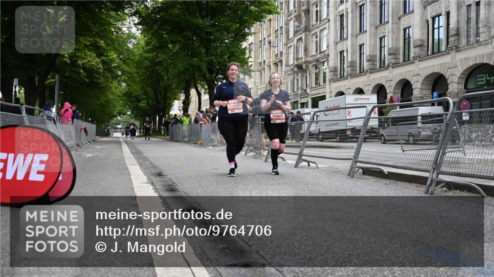 14.06.2026 - REWE Women's Run J. Mangold http://msf.ph/oto/9764706 14.06.2026 11:13:38 Ziel 5151, 5152 meine-sportfotos.de