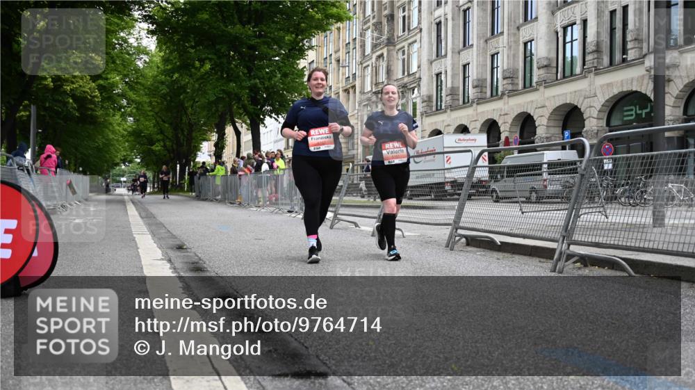 14.06.2026 - REWE Women's Run J. Mangold http://msf.ph/oto/9764714 14.06.2026 11:13:39 Ziel 5151, 5152 meine-sportfotos.de