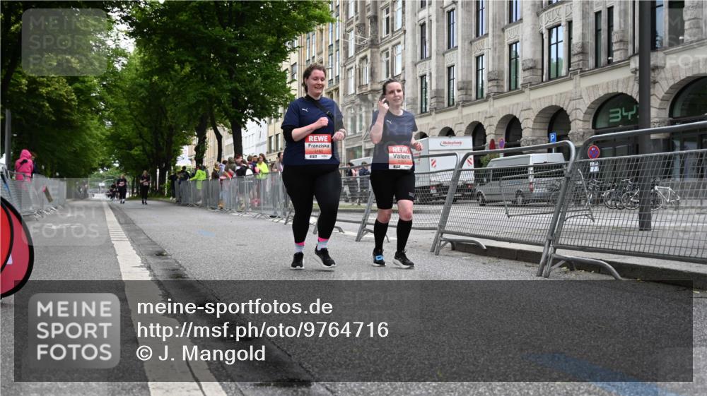 14.06.2026 - REWE Women's Run J. Mangold http://msf.ph/oto/9764716 14.06.2026 11:13:39 Ziel 5151, 5152 meine-sportfotos.de