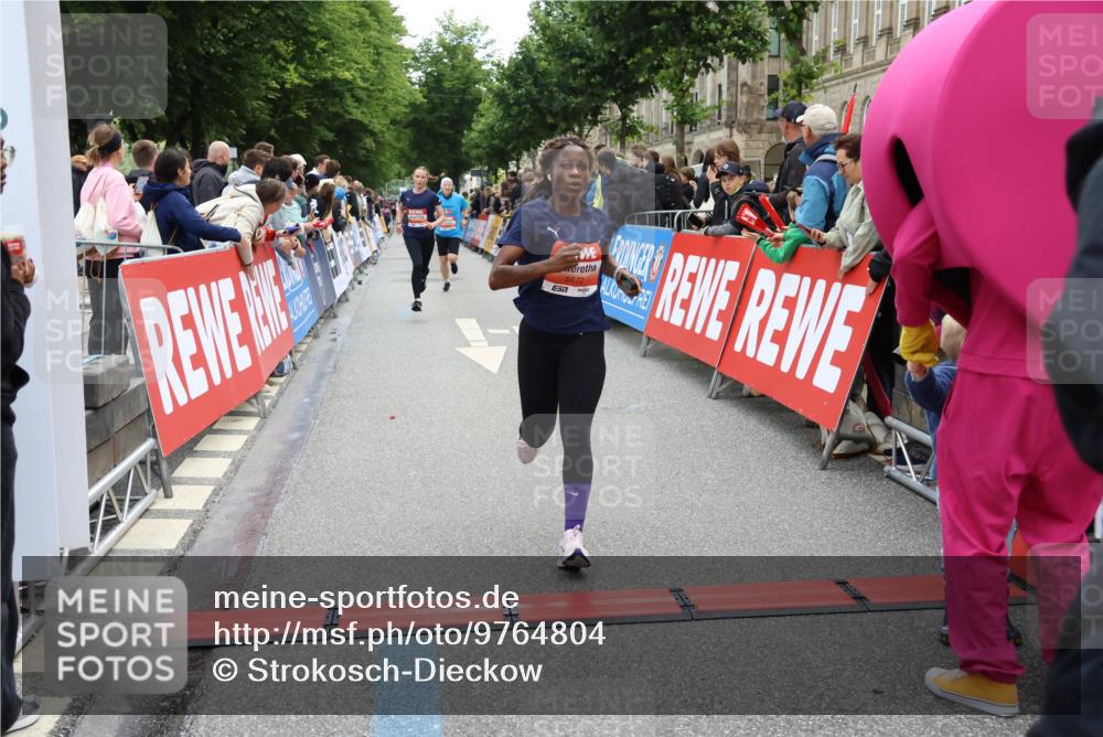 14.06.2026 - REWE Women's Run Strokosch-Dieckow http://msf.ph/oto/9764804 14.06.2026 10:57:15 Ziel 5048, 5218, 5500, 5552, 5640, 5683, 5804, 5872 meine-sportfotos.de