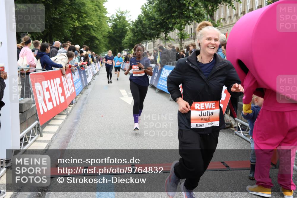 14.06.2026 - REWE Women's Run Strokosch-Dieckow http://msf.ph/oto/9764832 14.06.2026 10:57:14 Ziel 5048, 5218, 5500, 5552, 5640, 5804, 5872 meine-sportfotos.de