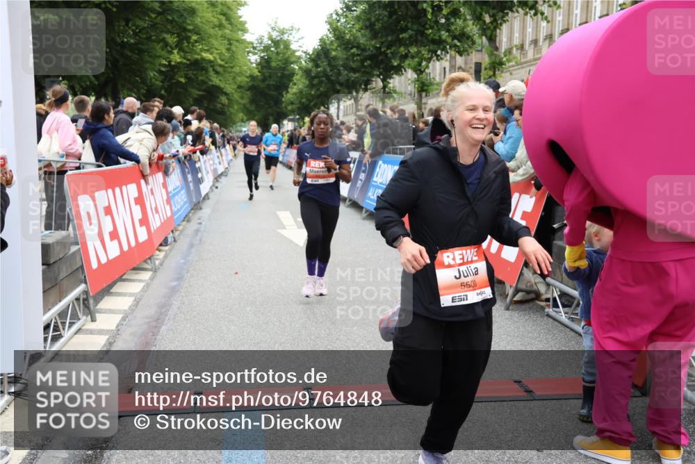 14.06.2026 - REWE Women's Run Strokosch-Dieckow http://msf.ph/oto/9764848 14.06.2026 10:57:14 Ziel 5048, 5218, 5500, 5552, 5640, 5804, 5872 meine-sportfotos.de