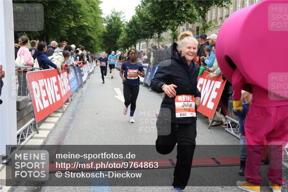 14.06.2026 - REWE Women's Run Strokosch-Dieckow http://msf.ph/oto/9764863 14.06.2026 10:57:14 Ziel 5048, 5218, 5500, 5552, 5640, 5804, 5872 meine-sportfotos.de