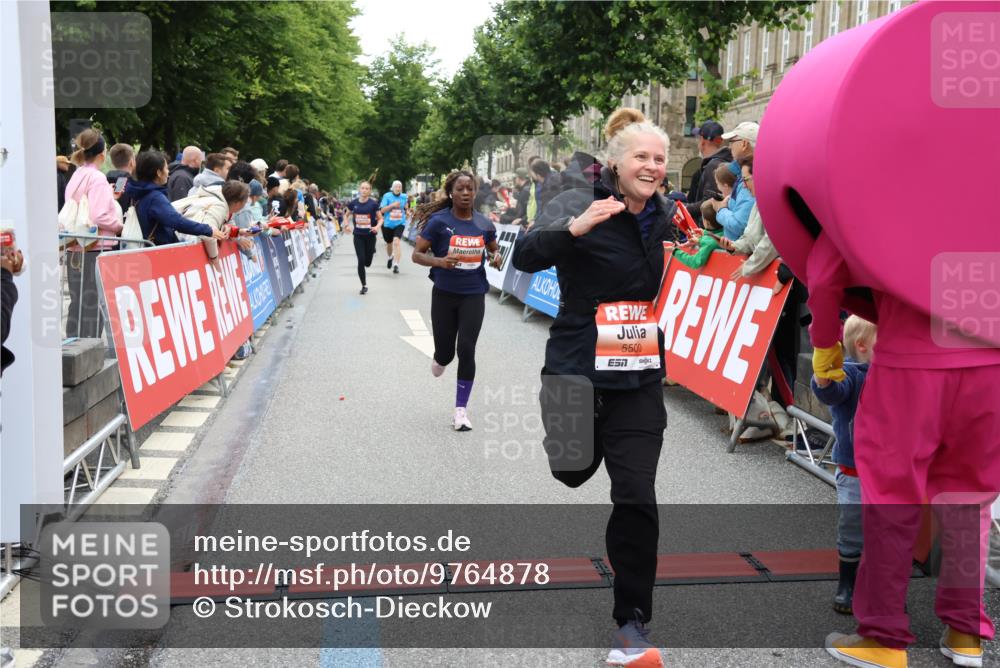 14.06.2026 - REWE Women's Run Strokosch-Dieckow http://msf.ph/oto/9764878 14.06.2026 10:57:14 Ziel 5048, 5218, 5500, 5552, 5640, 5804, 5872 meine-sportfotos.de