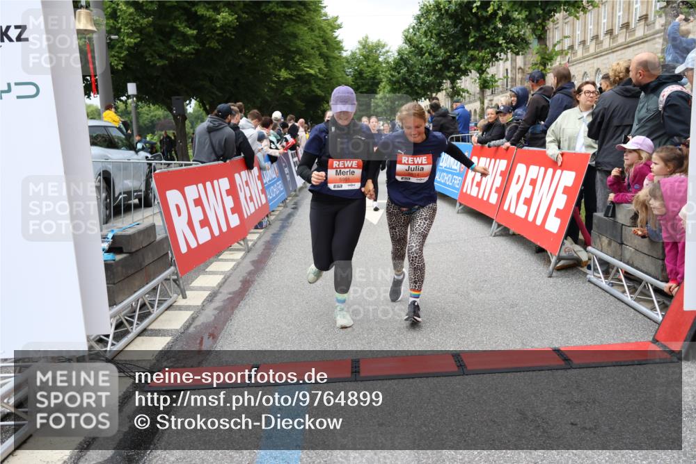 14.06.2026 - REWE Women's Run Strokosch-Dieckow http://msf.ph/oto/9764899 14.06.2026 11:02:50 Ziel 5133, 5179, 5260, 5372, 5428, 5521, 5528, 5529, 5530, 5540, 5567, 5644, 5650, 5704, 5777, 5802, 5814, 5935, 5991 meine-sportfotos.de