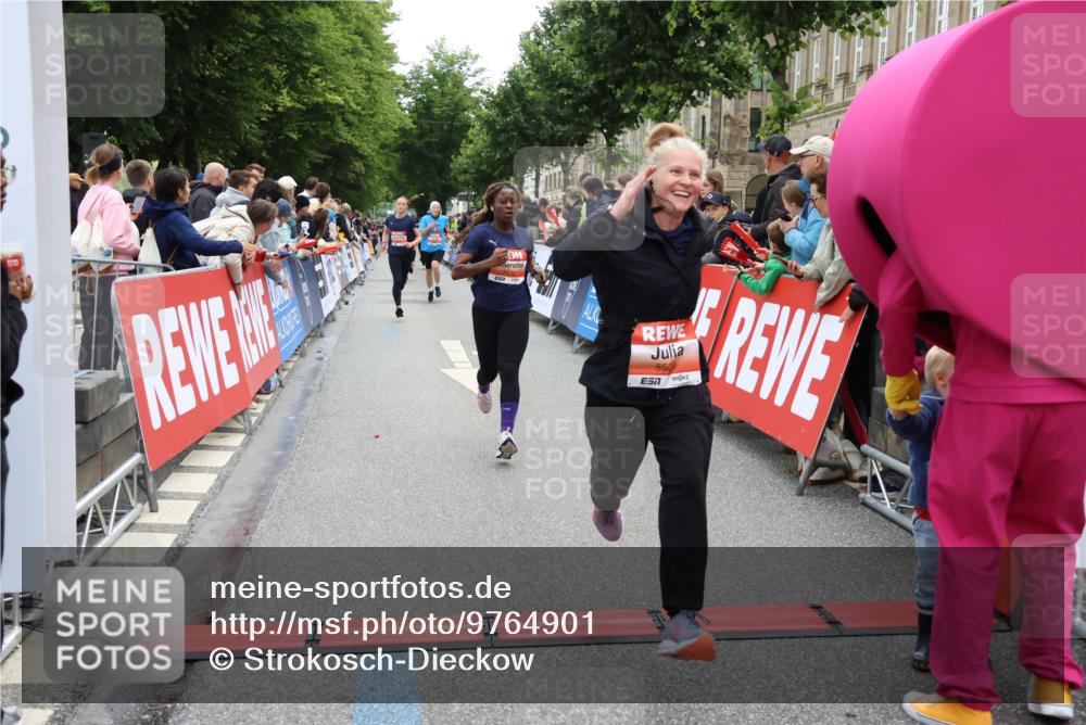 14.06.2026 - REWE Women's Run Strokosch-Dieckow http://msf.ph/oto/9764901 14.06.2026 10:57:14 Ziel 5048, 5218, 5500, 5552, 5640, 5804, 5872 meine-sportfotos.de