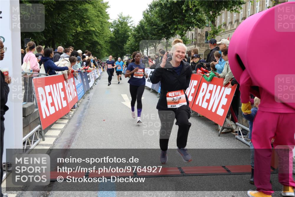 14.06.2026 - REWE Women's Run Strokosch-Dieckow http://msf.ph/oto/9764927 14.06.2026 10:57:14 Ziel 5048, 5218, 5500, 5552, 5640, 5804, 5872 meine-sportfotos.de
