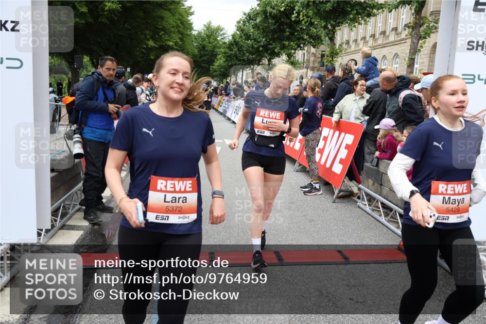 14.06.2026 - REWE Women's Run Strokosch-Dieckow http://msf.ph/oto/9764959 14.06.2026 11:02:46 Ziel 5133, 5179, 5372, 5428, 5521, 5540, 5644, 5704, 5777, 5802, 5814, 5935, 5991 meine-sportfotos.de