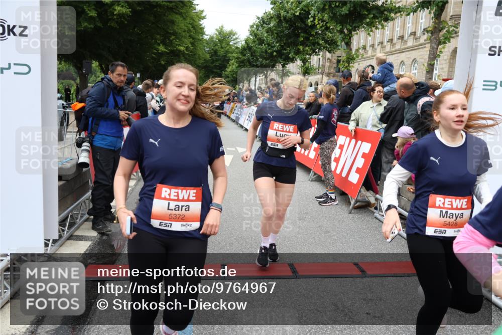 14.06.2026 - REWE Women's Run Strokosch-Dieckow http://msf.ph/oto/9764967 14.06.2026 11:02:45 Ziel 5133, 5179, 5372, 5428, 5521, 5540, 5644, 5704, 5777, 5802, 5814, 5935 meine-sportfotos.de