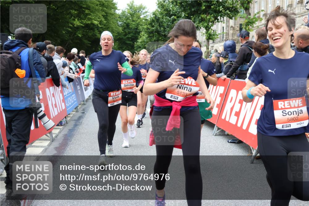 14.06.2026 - REWE Women's Run Strokosch-Dieckow http://msf.ph/oto/9764976 14.06.2026 11:02:43 Ziel 5133, 5179, 5372, 5428, 5521, 5644, 5704, 5777, 5802, 5814, 5935 meine-sportfotos.de