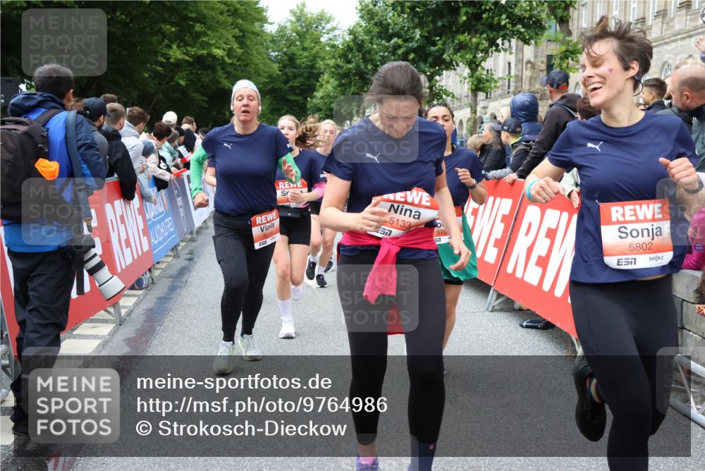 14.06.2026 - REWE Women's Run Strokosch-Dieckow http://msf.ph/oto/9764986 14.06.2026 11:02:43 Ziel 5133, 5179, 5372, 5428, 5521, 5644, 5704, 5777, 5802, 5814, 5935 meine-sportfotos.de