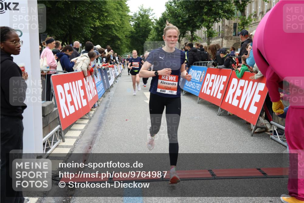 14.06.2026 - REWE Women's Run Strokosch-Dieckow http://msf.ph/oto/9764987 14.06.2026 10:57:11 Ziel 5074, 5209, 5218, 5500, 5552, 5640, 5804, 5872, 5964 meine-sportfotos.de