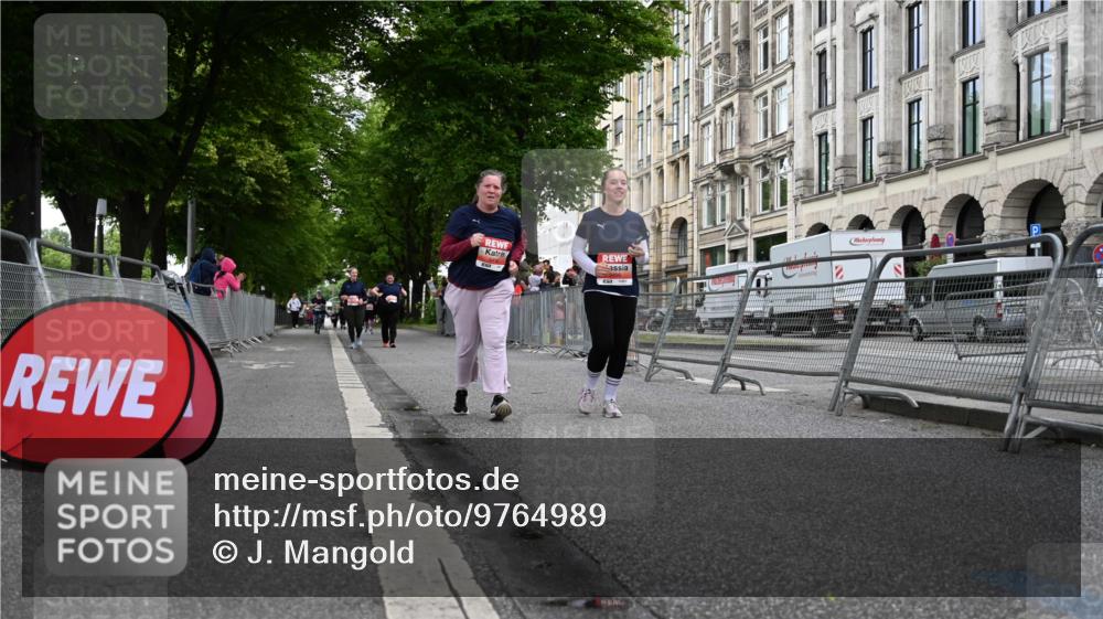 14.06.2026 - REWE Women's Run J. Mangold http://msf.ph/oto/9764989 14.06.2026 11:15:57 Ziel 5496, 5498 meine-sportfotos.de