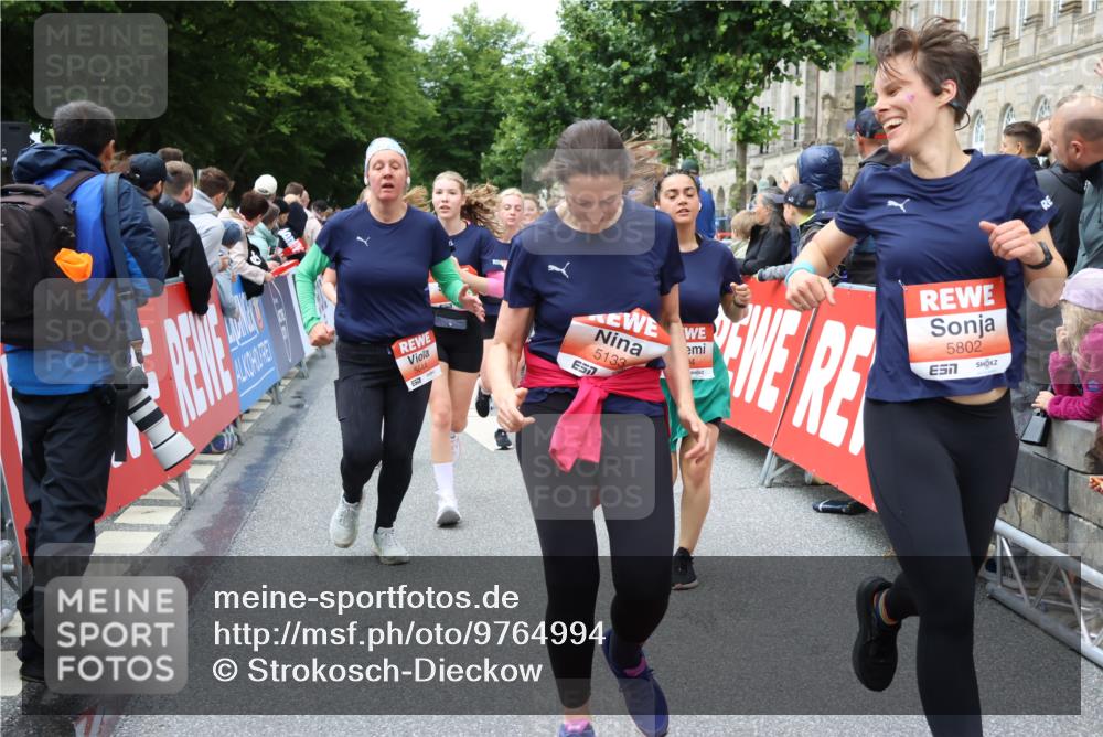 14.06.2026 - REWE Women's Run Strokosch-Dieckow http://msf.ph/oto/9764994 14.06.2026 11:02:43 Ziel 5133, 5179, 5372, 5428, 5521, 5644, 5704, 5777, 5802, 5814, 5935 meine-sportfotos.de