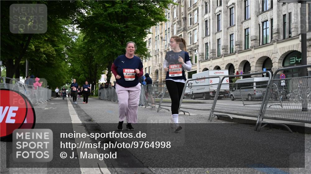 14.06.2026 - REWE Women's Run J. Mangold http://msf.ph/oto/9764998 14.06.2026 11:15:58 Ziel 5496, 5498 meine-sportfotos.de