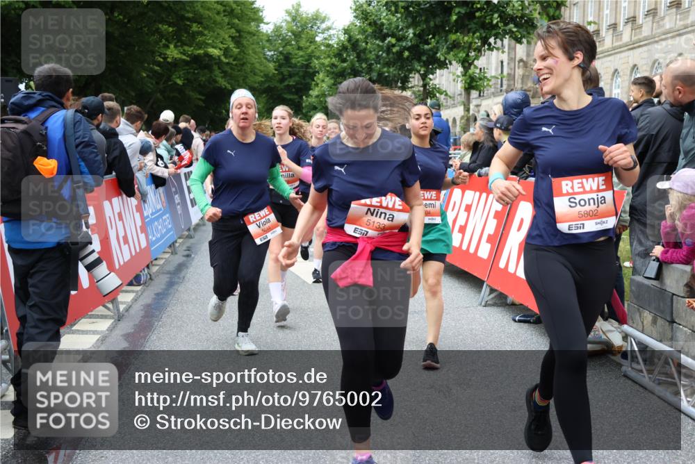 14.06.2026 - REWE Women's Run Strokosch-Dieckow http://msf.ph/oto/9765002 14.06.2026 11:02:43 Ziel 5133, 5179, 5372, 5428, 5521, 5644, 5704, 5777, 5802, 5814, 5935 meine-sportfotos.de