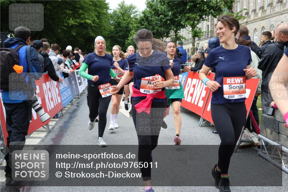 14.06.2026 - REWE Women's Run Strokosch-Dieckow http://msf.ph/oto/9765011 14.06.2026 11:02:43 Ziel 5133, 5179, 5372, 5428, 5521, 5644, 5704, 5777, 5802, 5814, 5935 meine-sportfotos.de