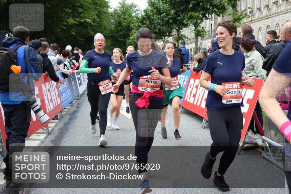 14.06.2026 - REWE Women's Run Strokosch-Dieckow http://msf.ph/oto/9765020 14.06.2026 11:02:43 Ziel 5133, 5179, 5372, 5428, 5521, 5644, 5704, 5777, 5802, 5814, 5935 meine-sportfotos.de