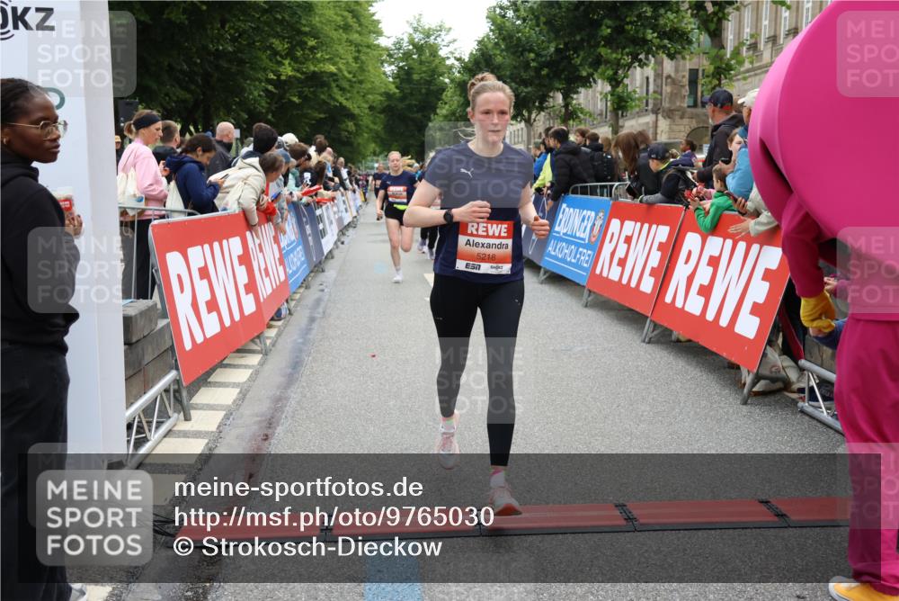 14.06.2026 - REWE Women's Run Strokosch-Dieckow http://msf.ph/oto/9765030 14.06.2026 10:57:11 Ziel 5074, 5209, 5218, 5500, 5552, 5640, 5804, 5872, 5964 meine-sportfotos.de