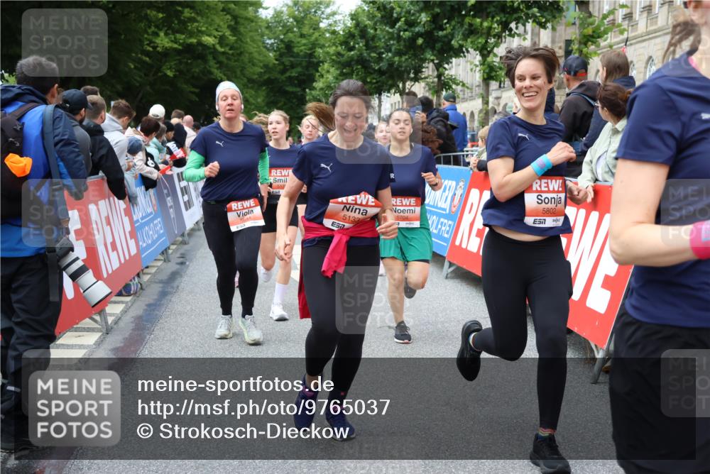 14.06.2026 - REWE Women's Run Strokosch-Dieckow http://msf.ph/oto/9765037 14.06.2026 11:02:43 Ziel 5133, 5179, 5372, 5428, 5521, 5644, 5704, 5777, 5802, 5814, 5935 meine-sportfotos.de