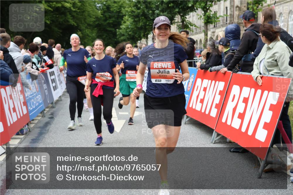 14.06.2026 - REWE Women's Run Strokosch-Dieckow http://msf.ph/oto/9765057 14.06.2026 11:02:42 Ziel 5133, 5179, 5372, 5428, 5521, 5644, 5704, 5777, 5802, 5814, 5935 meine-sportfotos.de