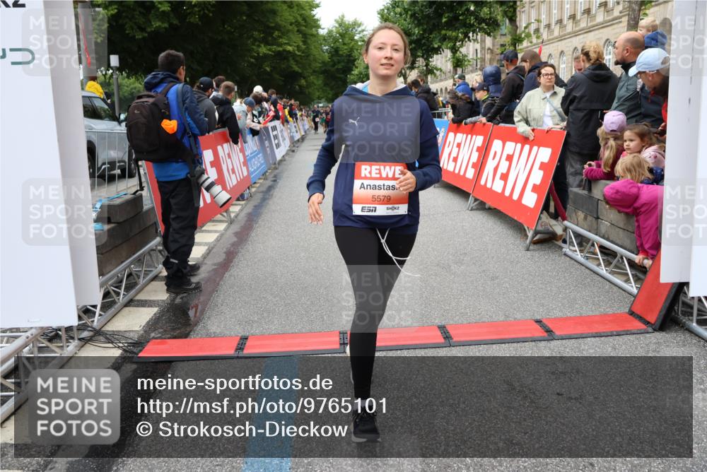 14.06.2026 - REWE Women's Run Strokosch-Dieckow http://msf.ph/oto/9765101 14.06.2026 11:02:32 Ziel 5176, 5192, 5261, 5309, 5377, 5511, 5579, 5685, 5780, 5932 meine-sportfotos.de