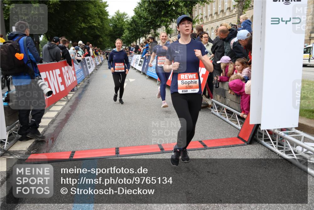 14.06.2026 - REWE Women's Run Strokosch-Dieckow http://msf.ph/oto/9765134 14.06.2026 11:02:30 Ziel 5176, 5192, 5261, 5309, 5377, 5511, 5579, 5685, 5689, 5780, 5932 meine-sportfotos.de
