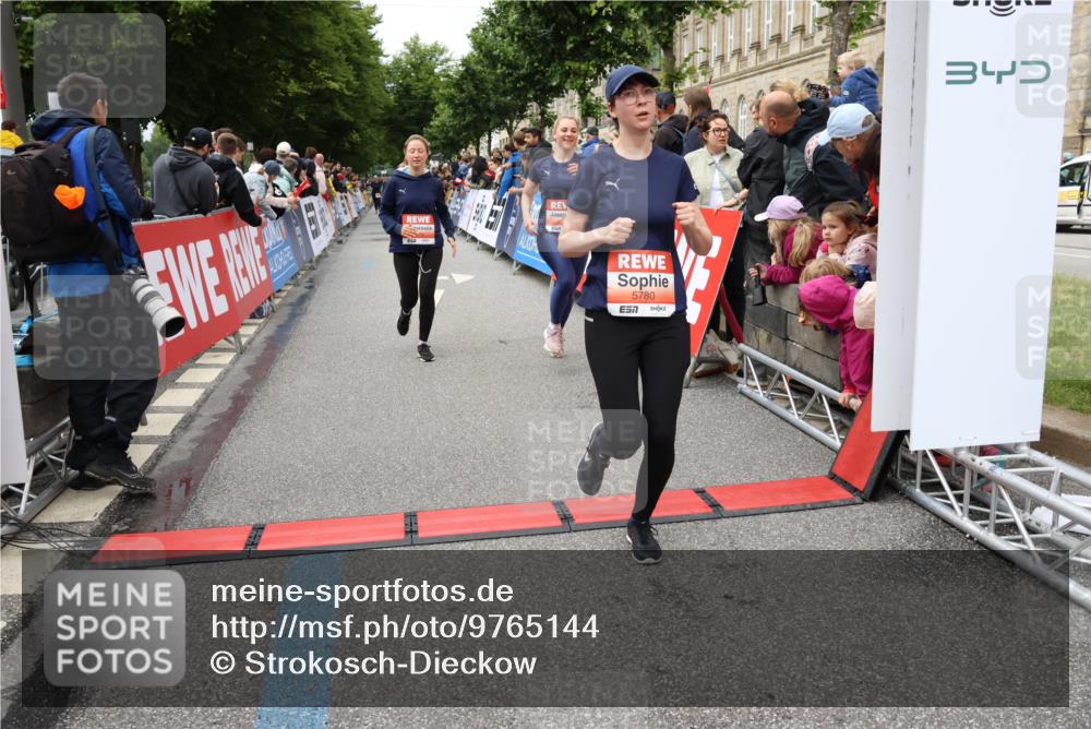 14.06.2026 - REWE Women's Run Strokosch-Dieckow http://msf.ph/oto/9765144 14.06.2026 11:02:30 Ziel 5176, 5192, 5261, 5309, 5377, 5511, 5579, 5685, 5689, 5780, 5932 meine-sportfotos.de