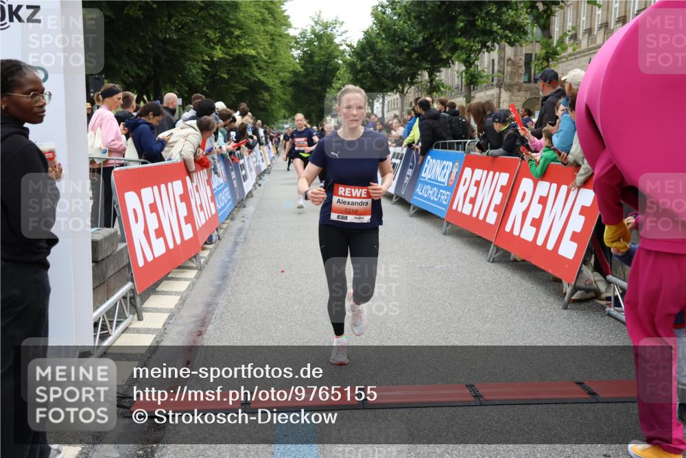 14.06.2026 - REWE Women's Run Strokosch-Dieckow http://msf.ph/oto/9765155 14.06.2026 10:57:11 Ziel 5074, 5209, 5218, 5500, 5552, 5640, 5804, 5872, 5964 meine-sportfotos.de