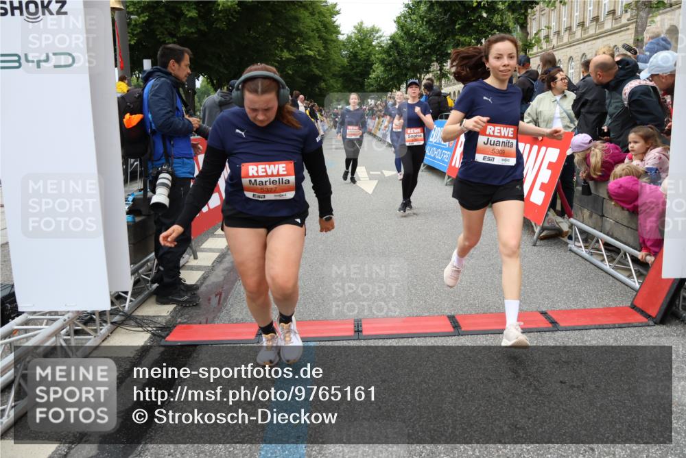 14.06.2026 - REWE Women's Run Strokosch-Dieckow http://msf.ph/oto/9765161 14.06.2026 11:02:29 Ziel 5176, 5192, 5261, 5309, 5377, 5511, 5579, 5685, 5689, 5780, 5932 meine-sportfotos.de