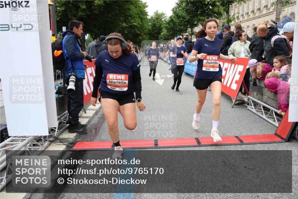 14.06.2026 - REWE Women's Run Strokosch-Dieckow http://msf.ph/oto/9765170 14.06.2026 11:02:29 Ziel 5176, 5192, 5261, 5309, 5377, 5511, 5579, 5685, 5689, 5780, 5932 meine-sportfotos.de