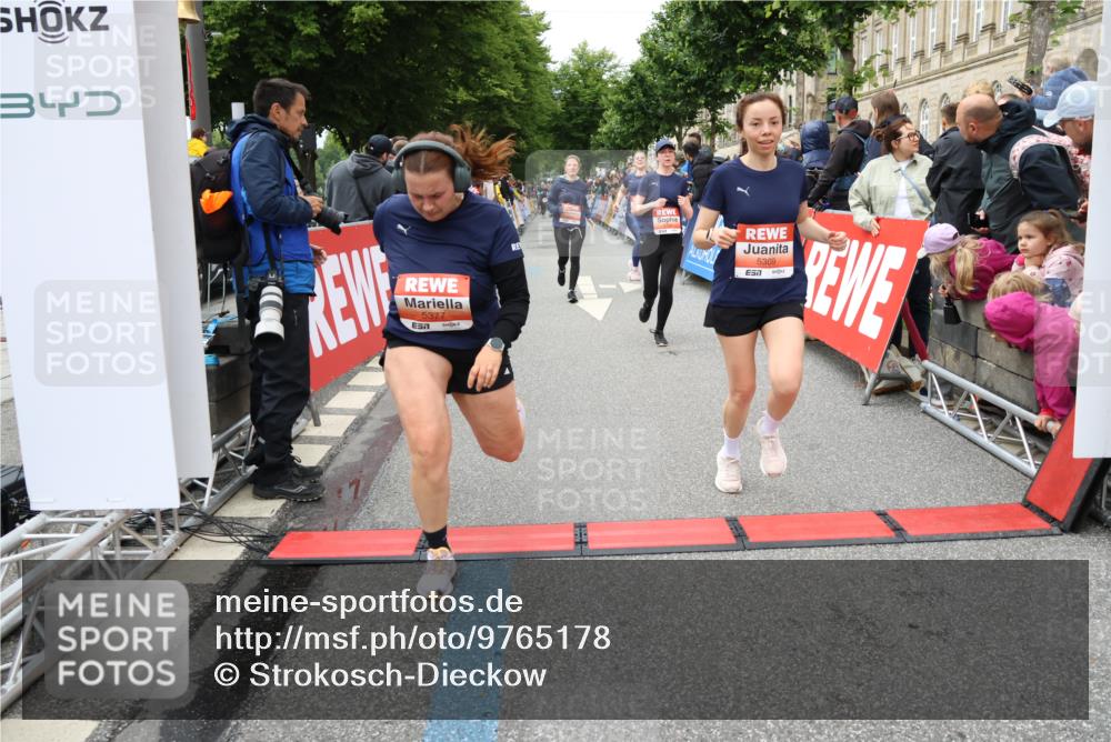 14.06.2026 - REWE Women's Run Strokosch-Dieckow http://msf.ph/oto/9765178 14.06.2026 11:02:29 Ziel 5176, 5192, 5261, 5309, 5377, 5511, 5579, 5685, 5689, 5780, 5932 meine-sportfotos.de