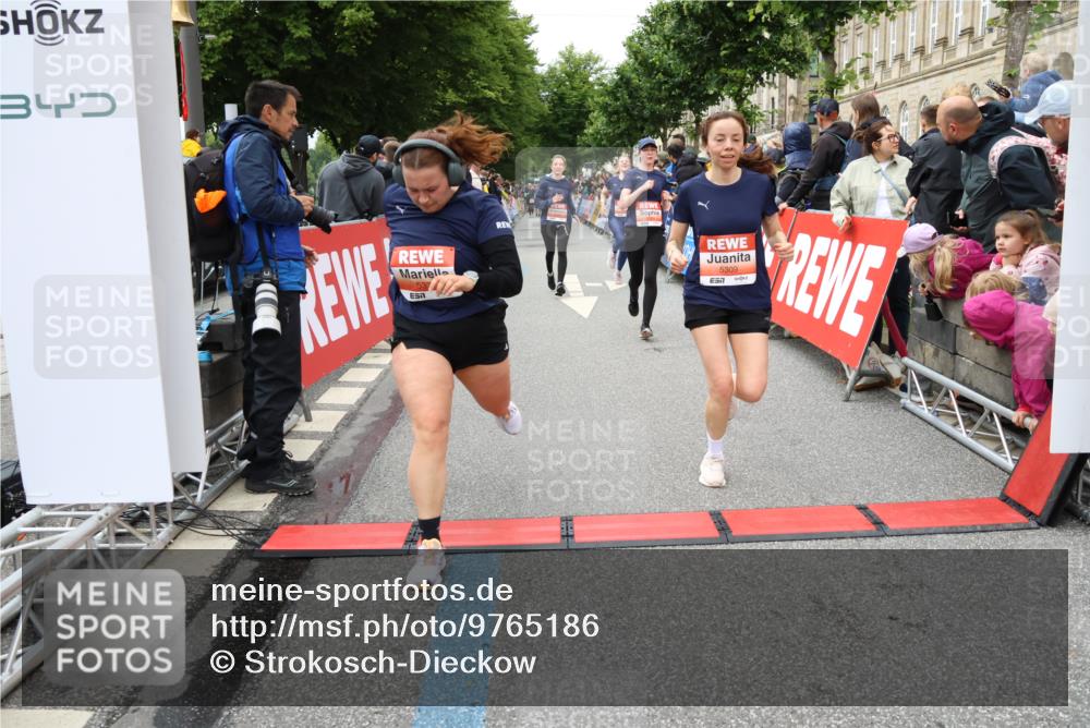 14.06.2026 - REWE Women's Run Strokosch-Dieckow http://msf.ph/oto/9765186 14.06.2026 11:02:29 Ziel 5176, 5192, 5261, 5309, 5377, 5511, 5579, 5685, 5689, 5780, 5932 meine-sportfotos.de