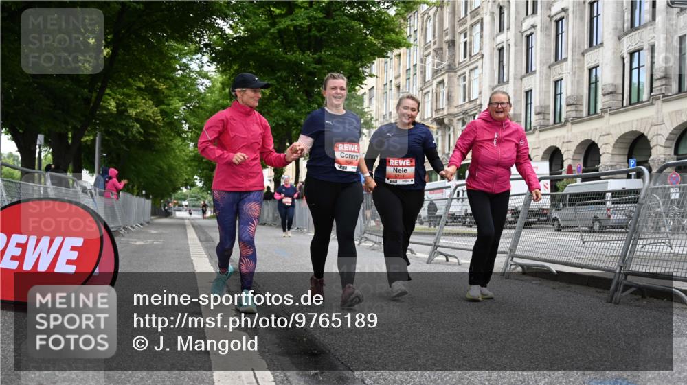 14.06.2026 - REWE Women's Run J. Mangold http://msf.ph/oto/9765189 14.06.2026 11:16:56 Ziel 5655, 5711 meine-sportfotos.de