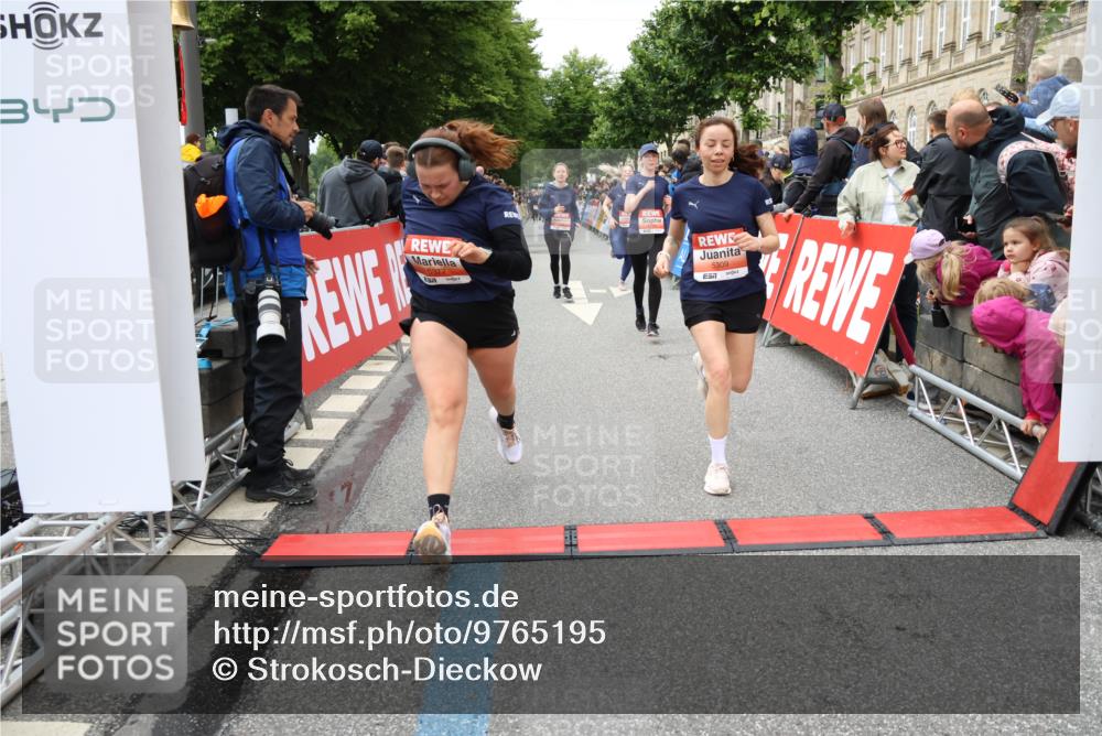 14.06.2026 - REWE Women's Run Strokosch-Dieckow http://msf.ph/oto/9765195 14.06.2026 11:02:29 Ziel 5176, 5192, 5261, 5309, 5377, 5511, 5579, 5685, 5689, 5780, 5932 meine-sportfotos.de