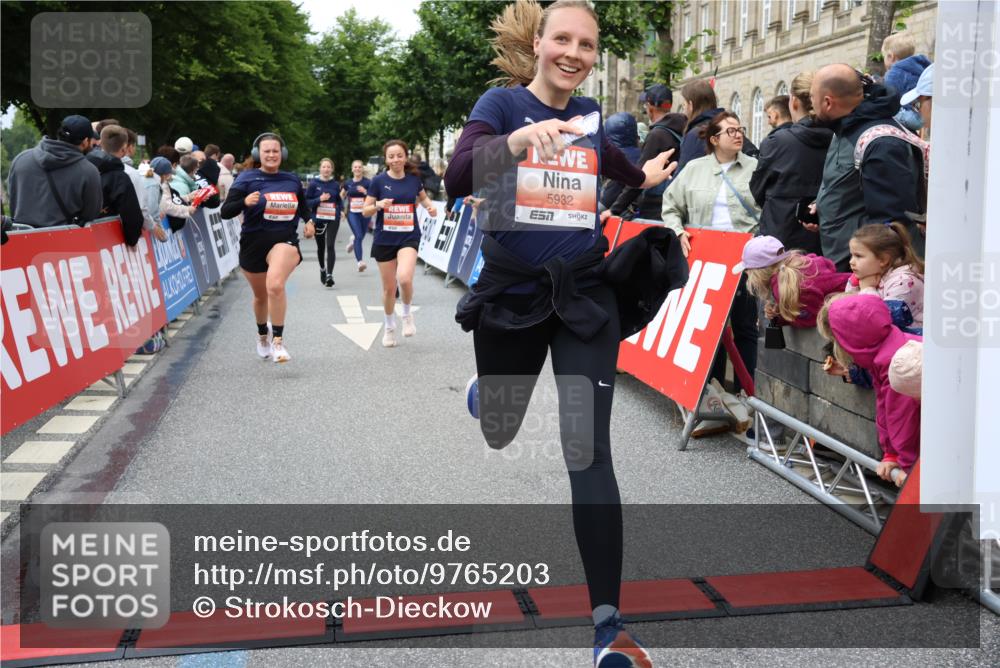 14.06.2026 - REWE Women's Run Strokosch-Dieckow http://msf.ph/oto/9765203 14.06.2026 11:02:28 Ziel 5176, 5192, 5261, 5309, 5377, 5511, 5579, 5685, 5689, 5780, 5932 meine-sportfotos.de