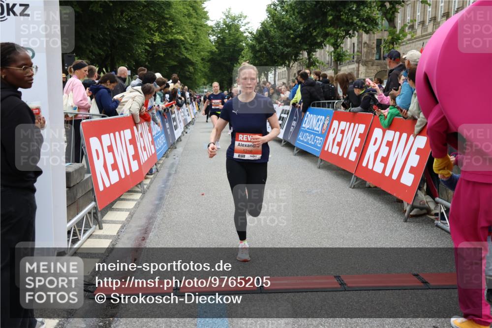 14.06.2026 - REWE Women's Run Strokosch-Dieckow http://msf.ph/oto/9765205 14.06.2026 10:57:11 Ziel 5074, 5209, 5218, 5500, 5552, 5640, 5804, 5872, 5964 meine-sportfotos.de