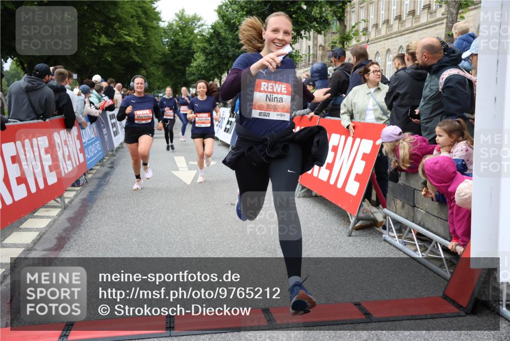 14.06.2026 - REWE Women's Run Strokosch-Dieckow http://msf.ph/oto/9765212 14.06.2026 11:02:28 Ziel 5176, 5192, 5261, 5309, 5377, 5511, 5579, 5685, 5689, 5780, 5932 meine-sportfotos.de