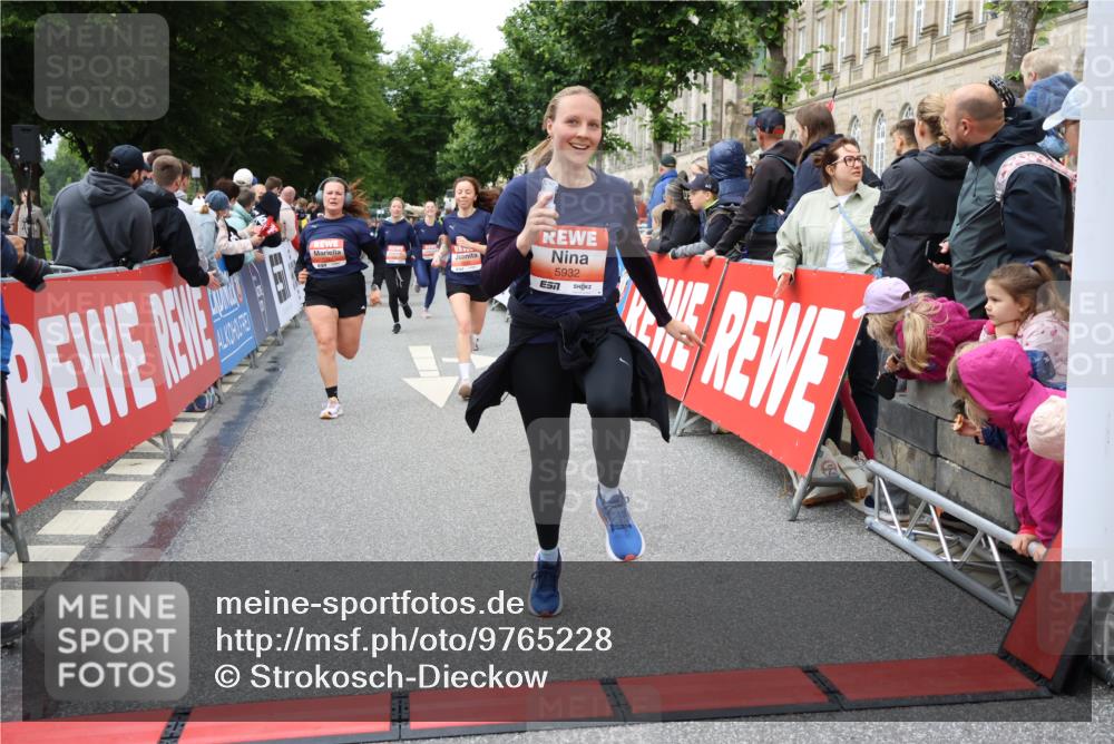 14.06.2026 - REWE Women's Run Strokosch-Dieckow http://msf.ph/oto/9765228 14.06.2026 11:02:27 Ziel 5027, 5176, 5192, 5261, 5309, 5377, 5511, 5579, 5608, 5685, 5689, 5780, 5932 meine-sportfotos.de