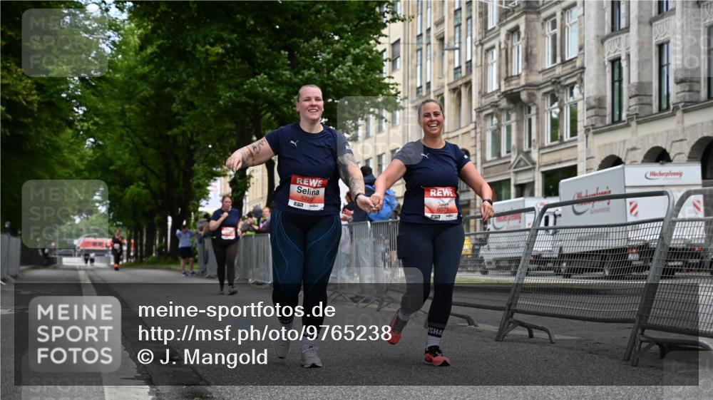 14.06.2026 - REWE Women's Run J. Mangold http://msf.ph/oto/9765238 14.06.2026 11:17:05 Ziel 5220, 6062, 6071 meine-sportfotos.de