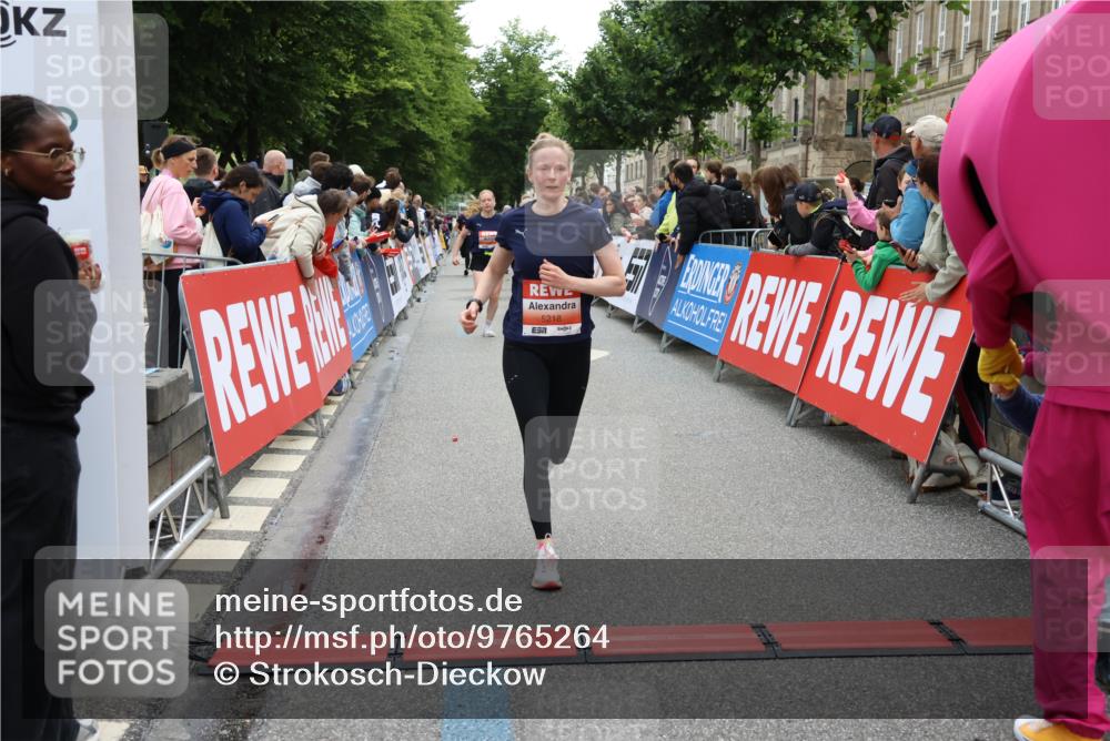 14.06.2026 - REWE Women's Run Strokosch-Dieckow http://msf.ph/oto/9765264 14.06.2026 10:57:11 Ziel 5074, 5209, 5218, 5500, 5552, 5640, 5804, 5872, 5964 meine-sportfotos.de