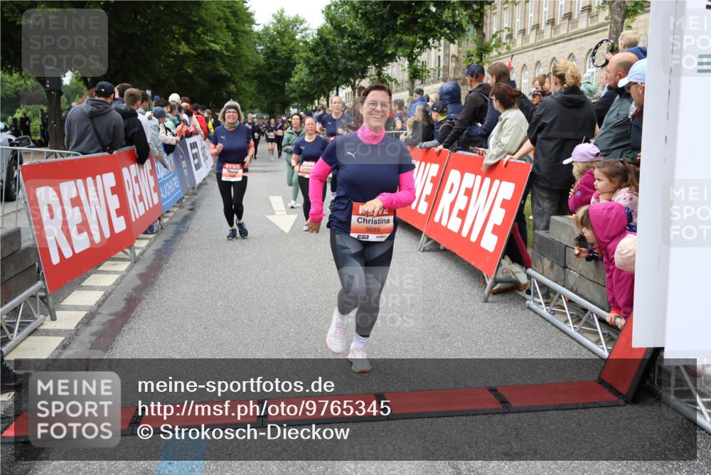 14.06.2026 - REWE Women's Run Strokosch-Dieckow http://msf.ph/oto/9765345 14.06.2026 11:02:22 Ziel 5027, 5049, 5192, 5261, 5310, 5511, 5514, 5561, 5601, 5608, 5685, 5689, 5882, 6060 meine-sportfotos.de