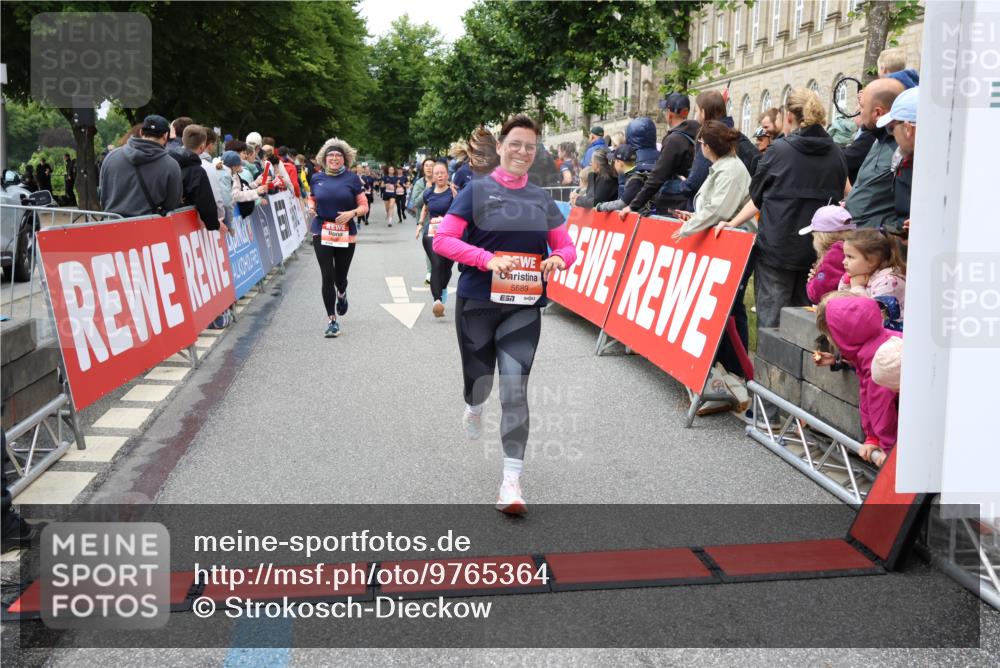 14.06.2026 - REWE Women's Run Strokosch-Dieckow http://msf.ph/oto/9765364 14.06.2026 11:02:22 Ziel 5027, 5049, 5192, 5261, 5310, 5511, 5514, 5561, 5601, 5608, 5685, 5689, 5882, 6060 meine-sportfotos.de