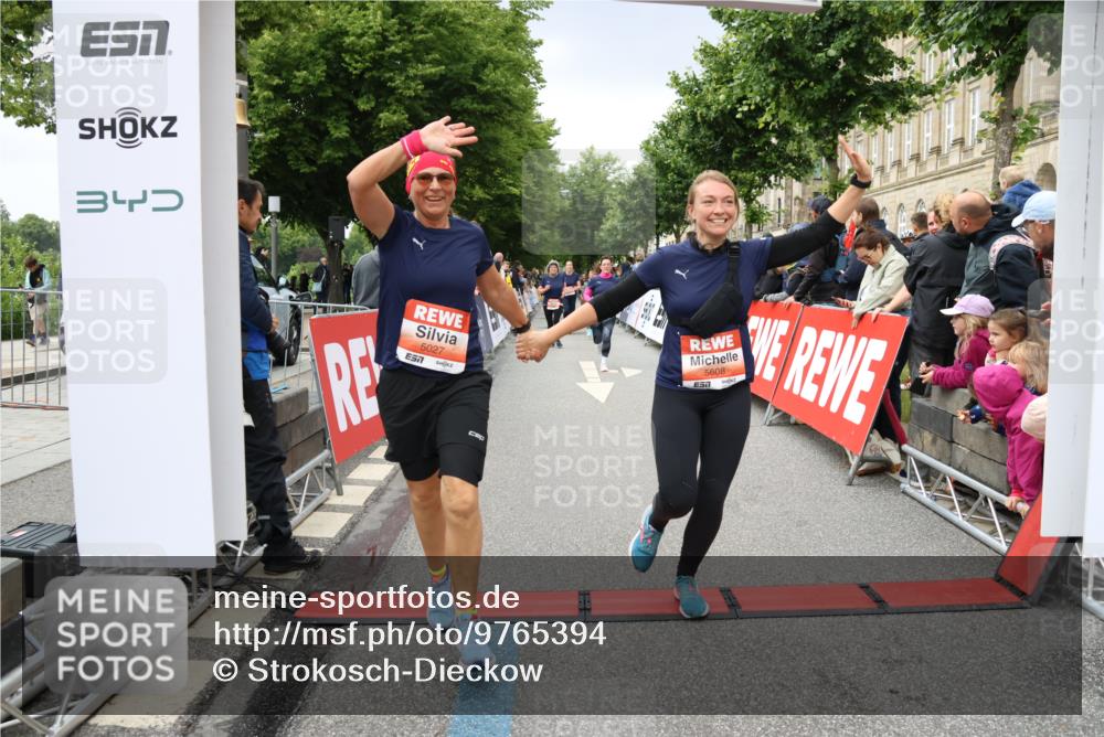 14.06.2026 - REWE Women's Run Strokosch-Dieckow http://msf.ph/oto/9765394 14.06.2026 11:02:20 Ziel 5027, 5049, 5192, 5310, 5511, 5514, 5561, 5601, 5608, 5685, 5689, 5865, 5882, 6060 meine-sportfotos.de