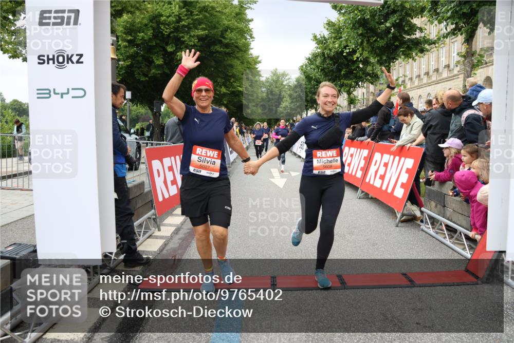 14.06.2026 - REWE Women's Run Strokosch-Dieckow http://msf.ph/oto/9765402 14.06.2026 11:02:20 Ziel 5027, 5049, 5192, 5310, 5511, 5514, 5561, 5601, 5608, 5685, 5689, 5865, 5882, 6060 meine-sportfotos.de