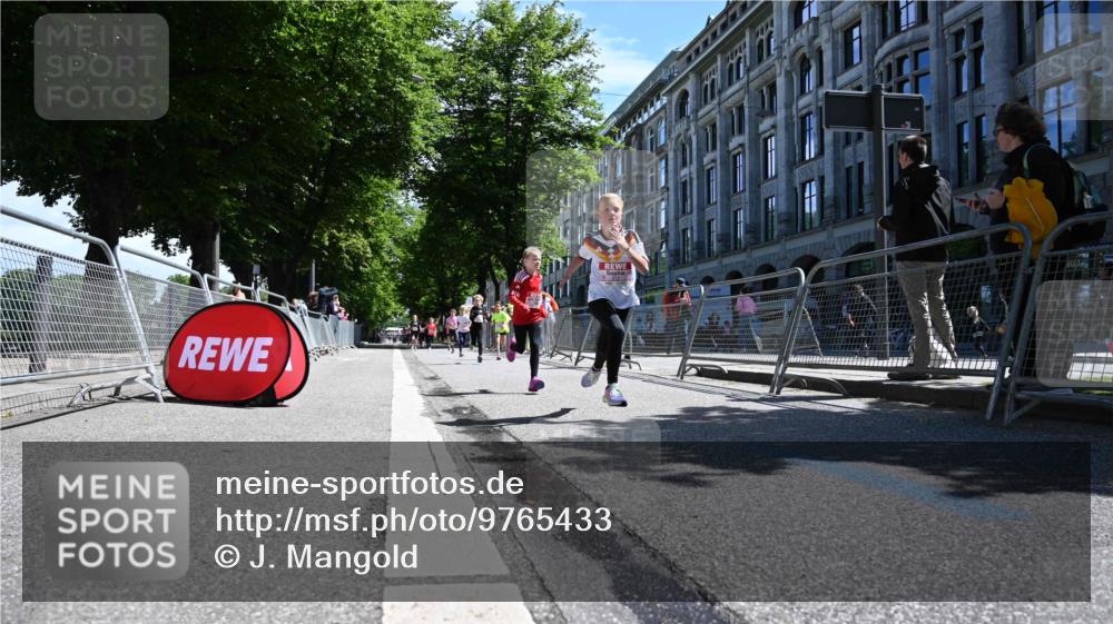 14.06.2026 - REWE Women's Run J. Mangold http://msf.ph/oto/9765433 14.06.2026 11:36:16 Ziel 133, 138, 187, 256, 301, 309, 312, 346 meine-sportfotos.de