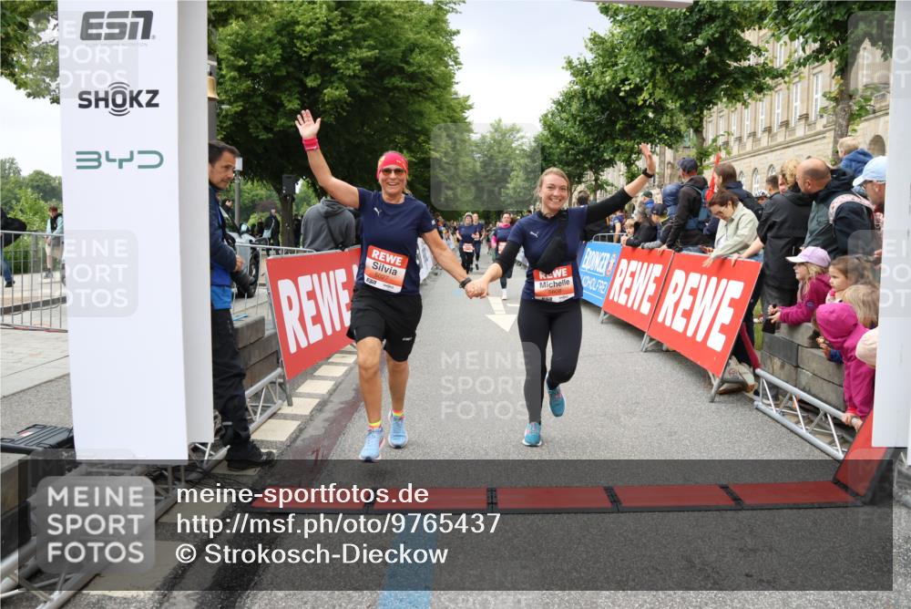 14.06.2026 - REWE Women's Run Strokosch-Dieckow http://msf.ph/oto/9765437 14.06.2026 11:02:19 Ziel 5027, 5049, 5121, 5310, 5456, 5514, 5561, 5601, 5608, 5610, 5689, 5865, 5882, 5992, 6060 meine-sportfotos.de