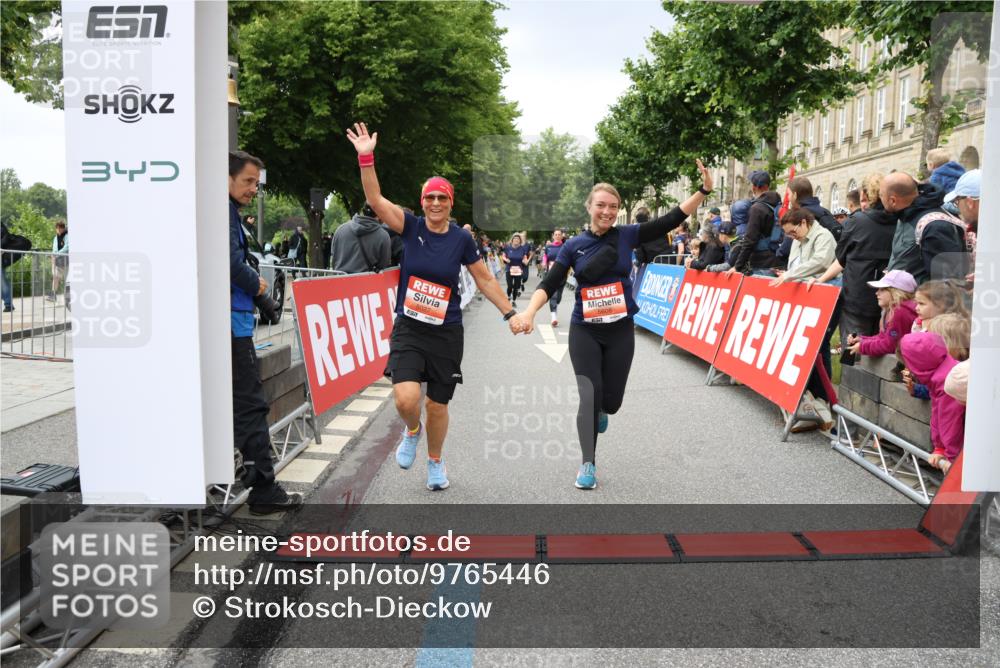 14.06.2026 - REWE Women's Run Strokosch-Dieckow http://msf.ph/oto/9765446 14.06.2026 11:02:19 Ziel 5027, 5049, 5121, 5310, 5456, 5514, 5561, 5601, 5608, 5610, 5689, 5865, 5882, 5992, 6060 meine-sportfotos.de